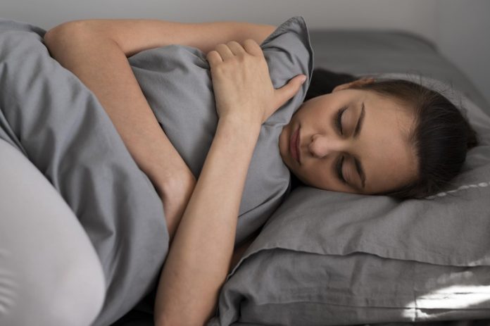 Le rituel nocturne des HPI enfin expliqué par les scientifiques lecture pour éviter l'hyperactivité cérébrale Ma Santé Une jeune fille, Haut Potentiel Intelletcuel (HPI), qui a du mal à dormir.