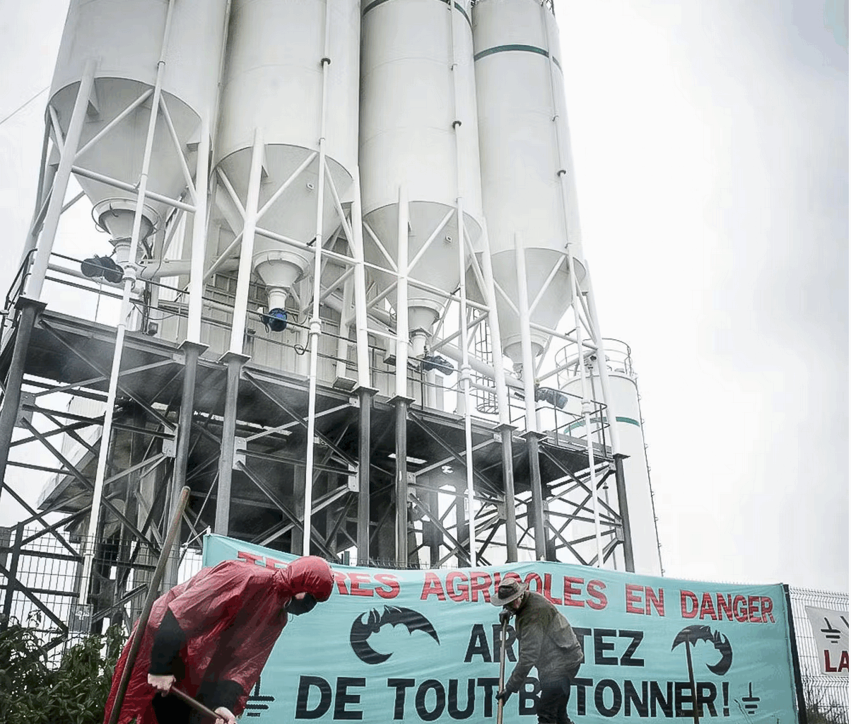 Léa Hobson, "Désarmer le béton. Ré-habiter la Terre" (Zones)