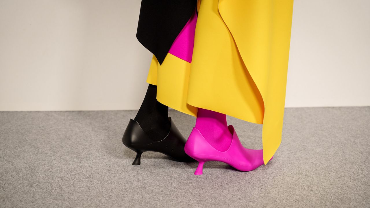 Un sac moule, un accordéon, un talon invisible… Les accessoires les plus fous de la Fashion Week de Paris