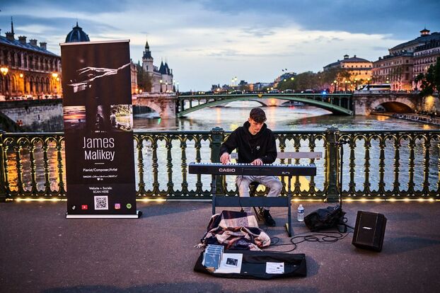 Entre 2022 et 2024, James Malikey installait son piano dans divers lieux symboliques de Paris, comme ici au pont d'Arcole près de l'Hôtel de Ville (IVe), pour faire découvrir sa musique aux passants. DR