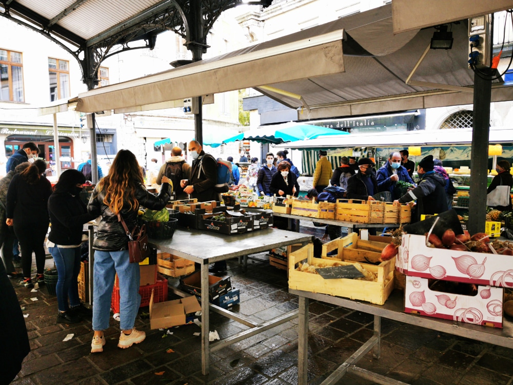 Marché de la place aux Herbes lors du deuxième confinement. © Joël Kermabon - Place Gre'net