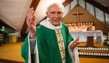 « Il est exceptionnel ! » À Grenoble, ce prêtre de 100 ans exerce toujours