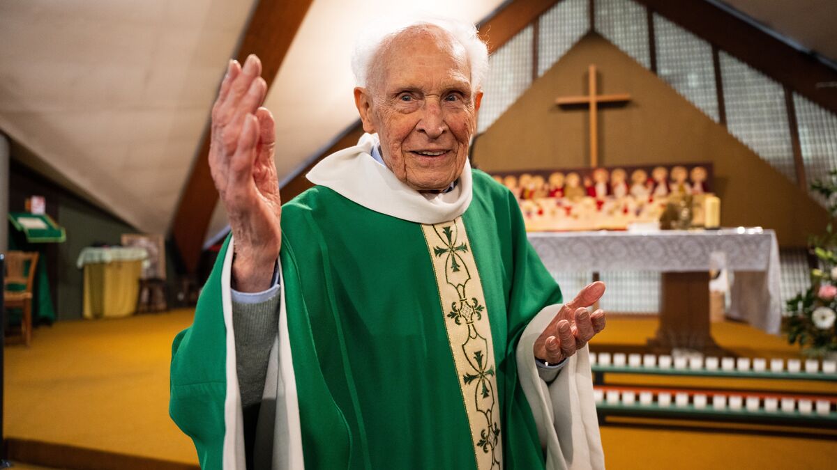 « Il est exceptionnel ! » À Grenoble, ce prêtre de 100 ans exerce toujours