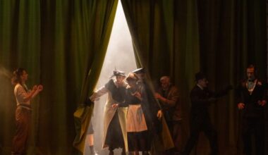 Un Fauteuil Pour l'Orchestre – Le site de critiques théâtrales parisien » Nous, les héros, (version avec le père), de Jean-Luc Lagarce, mise en scène de Clément Hervieu-Léger, au Théâtre des Bouffes du Nord