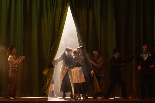Un Fauteuil Pour l'Orchestre – Le site de critiques théâtrales parisien » Nous, les héros, (version avec le père), de Jean-Luc Lagarce, mise en scène de Clément Hervieu-Léger, au Théâtre des Bouffes du Nord