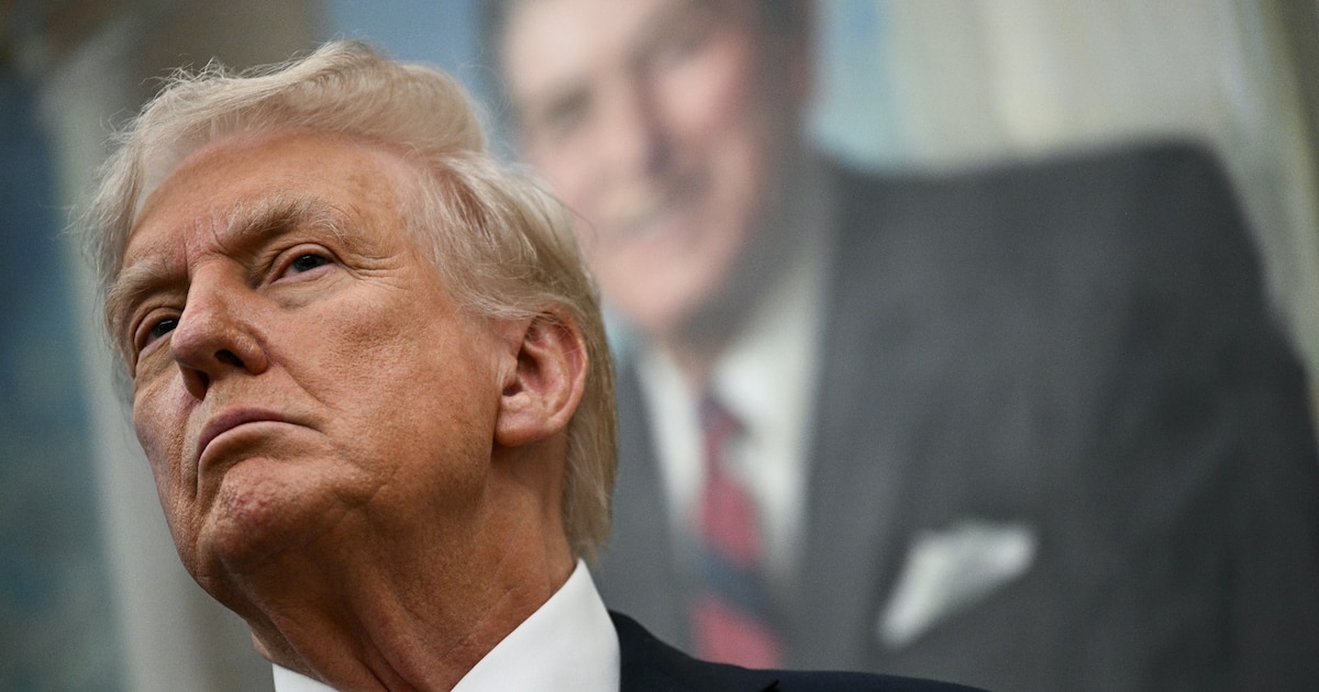 Le président Donald Trump dans le bureau ovale à la Maison Blanche, à Washington le 30 septembre 2025