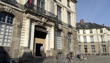 Pourquoi les portes de l’Hôtel de Ville de Rennes ont-elles été retirées ?