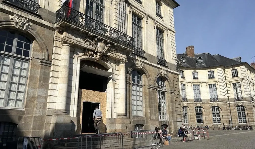 Pourquoi les portes de l’Hôtel de Ville de Rennes ont-elles été retirées ?