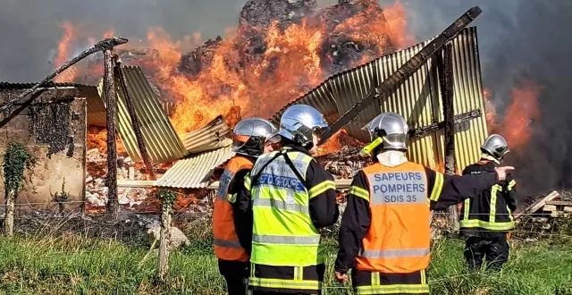 photo  une quarantaine de pompiers ont été mobilisés sur un feu de ferme à saint-aubin-d’aubigné, au nord de rennes, mercredi 1er octobre 2025.  ©  sdis35 