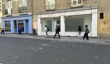Un homme jette des bouteilles de verre par sa fenêtre dans le centre-ville de Rennes