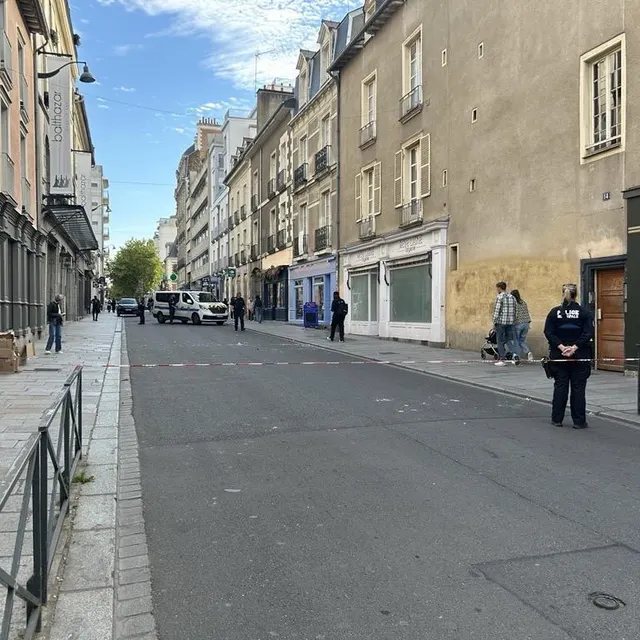 La circulation a été coupée rue Maréchal-Joffre, alors que la voie était jonchée de morceaux de verre.   Ouest-France  photo la circulation a été coupée rue maréchal-joffre, alors que la voie était jonchée de morceaux de verre.  ©  ouest-france