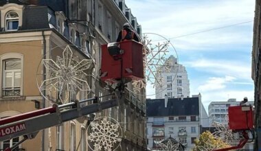 À Rennes, l’installation des premières illuminations de Noël a commencé