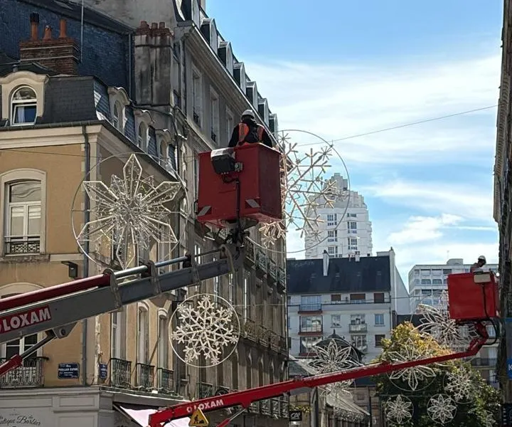À Rennes, l’installation des premières illuminations de Noël a commencé