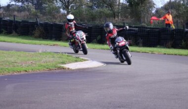 « C’est comme la Moto GP » : une course de petites motos de vitesse dans le Nord-Mayenne