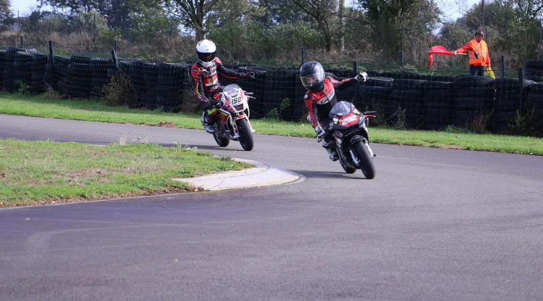 « C’est comme la Moto GP » : une course de petites motos de vitesse dans le Nord-Mayenne