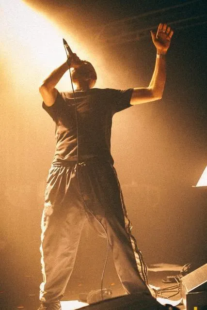 photo né en 1991 en seine-et-marne, l'écrivain-performeur marin fouqué s'est fait repérer dès la sortie de son premier roman « 77 » chez actes sud. pente raide, écrit avec samira negrouche, vient de paraître. il est invité, vendredi, au festival midi minuit poésie, à nantes.  ©  romain guede