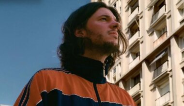 Marre de Spotify et du virtuel : le DJ Fakear se produit en concert dans un supermarché