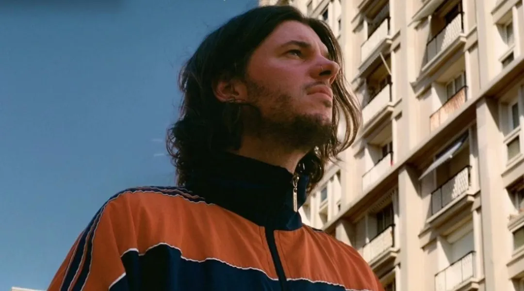 Marre de Spotify et du virtuel : le DJ Fakear se produit en concert dans un supermarché