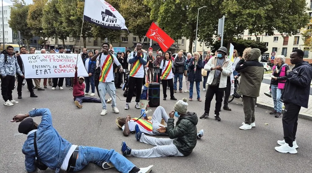 Avec en tête la mort du jeune Guinéen menacé d’expulsion, des migrants mineurs manifestent à