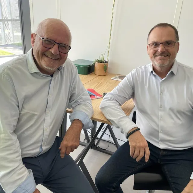 photo jacques cottereau, le président de l’établi des mots, avec christophe blais, élu à la mutualité française bretagne.  ©  ouest-france