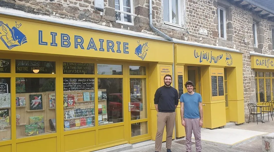 Au nord de Rennes, cette librairie insolite fait aussi cantine et salon de thé
