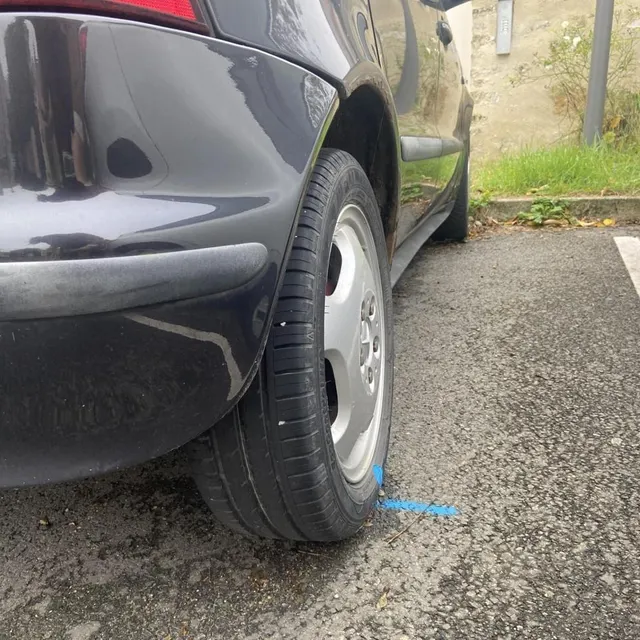 Les forces de l’ordre bombent une roue et le sol pour vérifier que le véhicule ne bouge pas.   Photo archives Le Maine Libre  photo les forces de l’ordre bombent une roue et le sol pour vérifier que le véhicule ne bouge pas.  ©  photo archives le maine libre