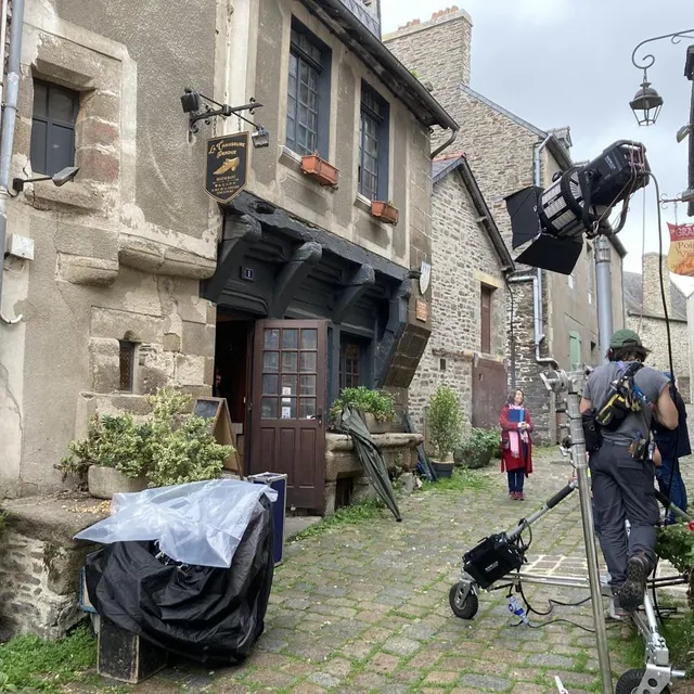 Le restaurant le Porche pain situé au 1, rue Ceinte, est devenu, pour les besoins du film, La Chaussure perdue.   Ouest-France  photo le restaurant le porche pain situé au 1, rue ceinte, est devenu, pour les besoins du film, la chaussure perdue.  ©  ouest-france