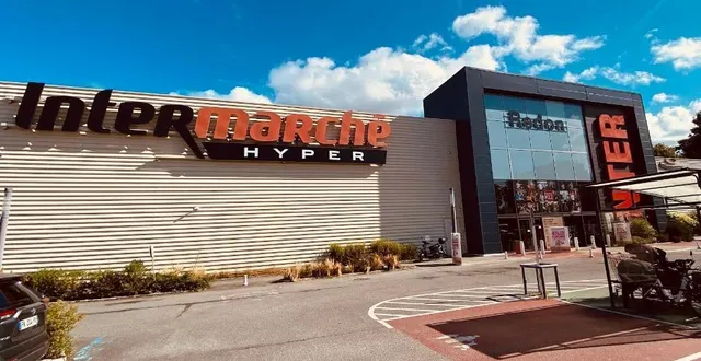 photo  ce samedi 11 octobre 2025, victime d’une crise cardiaque sur son lieu de travail, marc danilo, directeur du magasin intermarché à redon (ille-et-vilaine), a été réanimé par un médecin avant l’arrivée de l’hélicoptère des secours.  ©  marcos de rada 