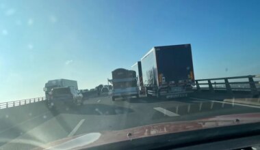 Une remorque « posée » en plein milieu du pont de Cheviré dans le sens extérieur du
