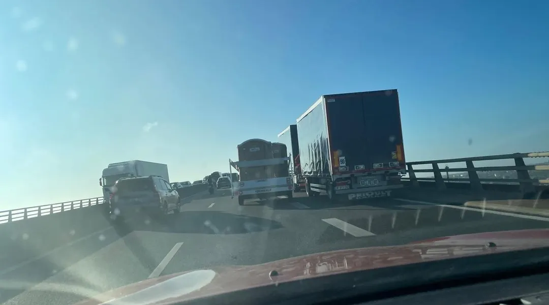 Une remorque « posée » en plein milieu du pont de Cheviré dans le sens extérieur du