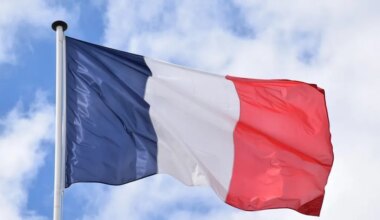 Des jeunes « qui aiment la France » accrochent des drapeaux au-dessus des routes autour de Lille
