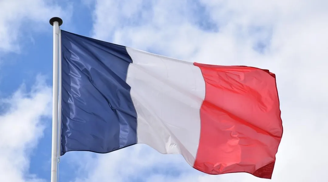 Des jeunes « qui aiment la France » accrochent des drapeaux au-dessus des routes autour de Lille