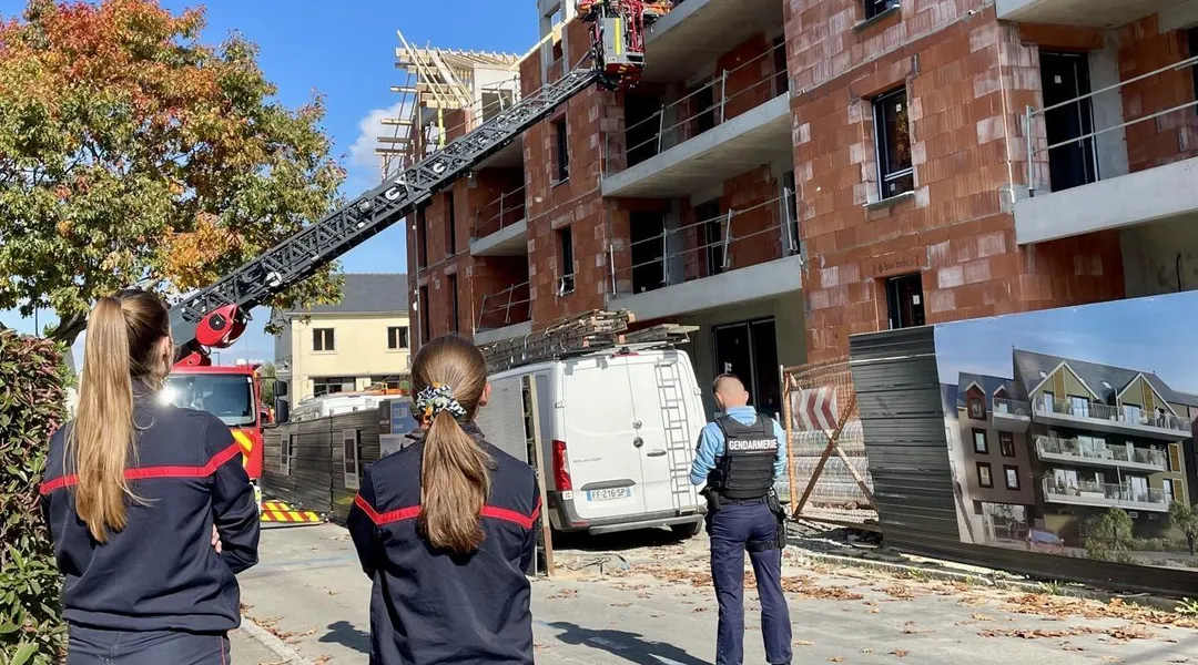 Un ouvrier blessé évacué par la grande échelle sur un chantier de construction près de Rennes