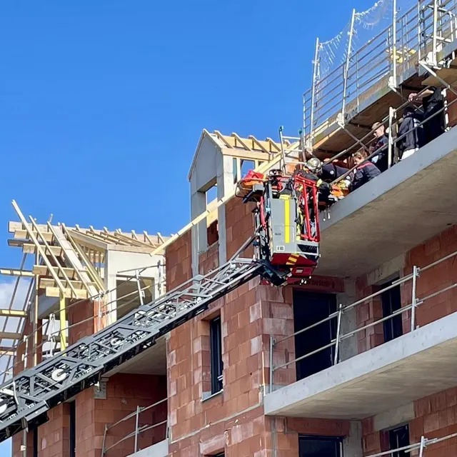 L’homme blessé a été évacué par la grande échelle, au troisième étage d’un chantier de construction.   Ouest-France  photo l’homme blessé a été évacué par la grande échelle, au troisième étage d’un chantier de construction.  ©  ouest-france
