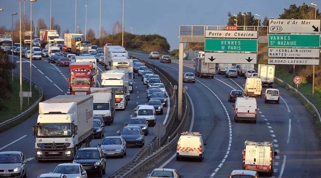 Ivre et en panne sur le périphérique de Nantes, il s’en prend aux policiers