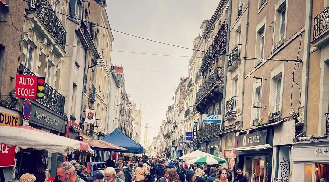 Attention les trouvailles ! On chine au vide-greniers de la rue Joffre, à Nantes, aujourd’hui