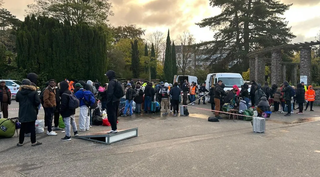 REPORTAGE. « Ça devenait compliqué » : à Rennes, près de 200 migrants évacués du parc de