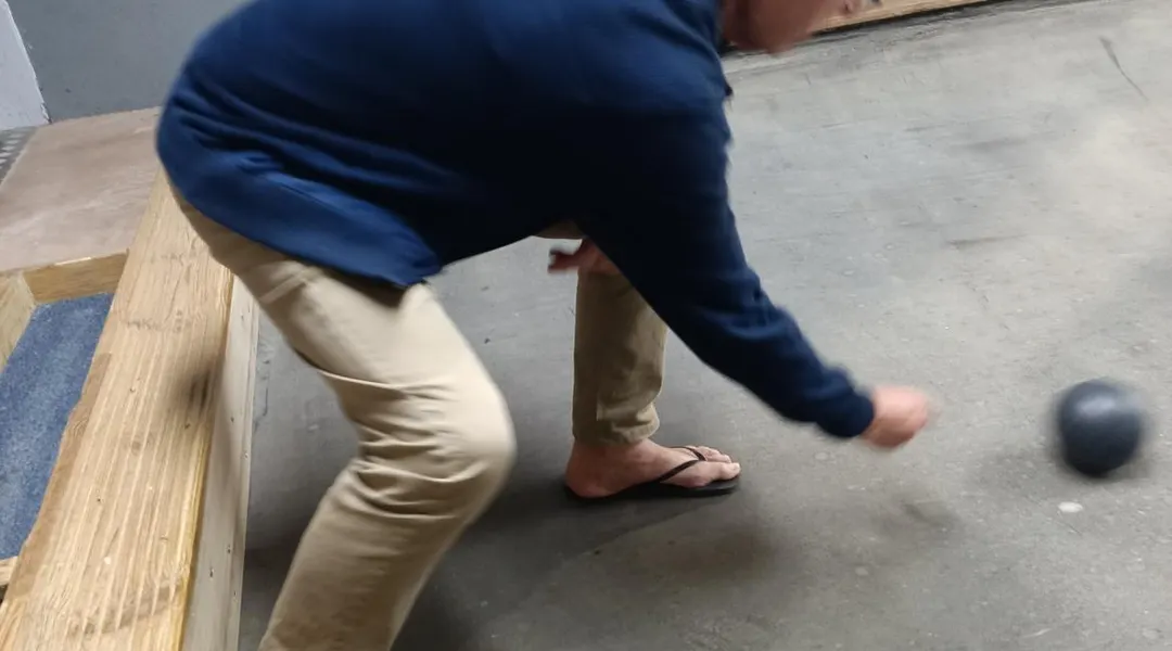 Bouguenais. Jouer à la boule nantaise en tongs, ça change !