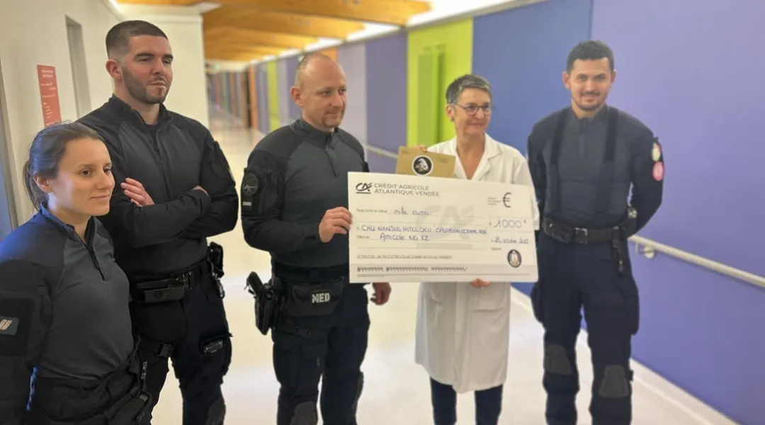 Octobre rose. Le geste des CRS au CHU de Nantes . Sport