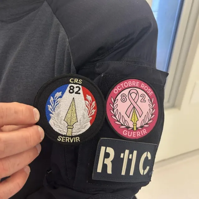 photo l’écusson conçu tout spécialement pour octobre rose, près de celui de la crs 82.  ©  ouest-france