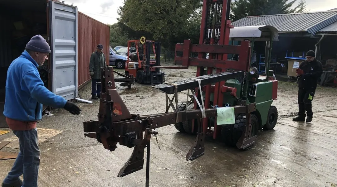 Au nord de Nantes, ces bénévoles envoient seize tonnes de marchandises agricoles au Bénin