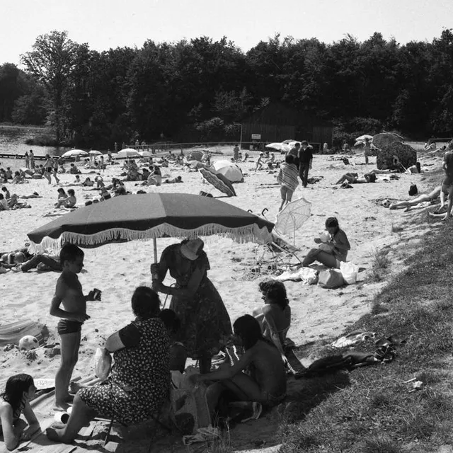 La plage de la Maison-Neuve, base de plein-air de Chênedet près de Fougères, lors des vacances 1981.   Archives Ouest-France  photo la plage de la maison-neuve, base de plein-air de chênedet près de fougères, lors des vacances 1981.  ©  archives ouest-france