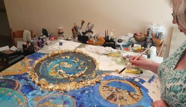 Entre mouvement et matières précieuses, cette artiste participe au Salon d’art près de Nantes