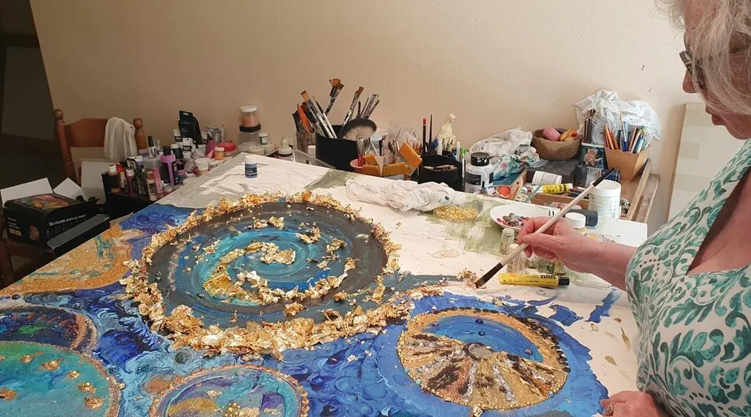 Entre mouvement et matières précieuses, cette artiste participe au Salon d’art près de Nantes