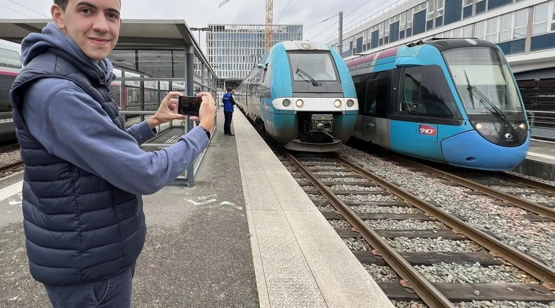 Avec « 80 000 vues par mois », ses vidéos YouTube sur les trains emmènent loin ce jeune