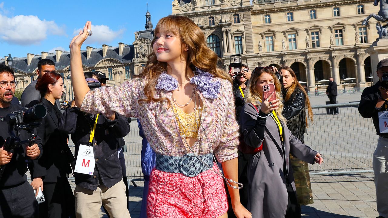 Comment s'habillent les personnalités à la Fashion Week printemps-été 2026 de Paris ? Votez pour vos looks préférés !