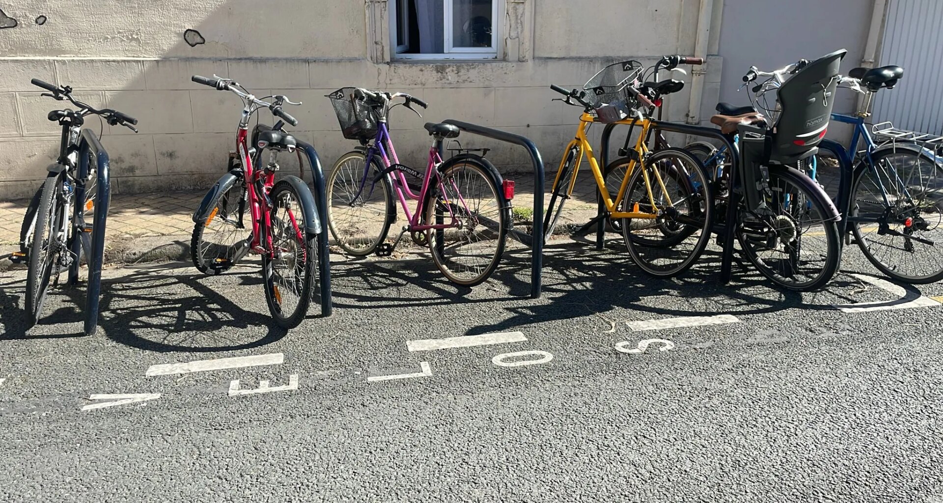 Bordeaux : opération enlèvement des épaves de vélos sur les arceaux de la ville