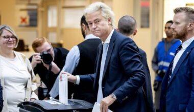 l’extrême droite au coude-à-coude avec un parti centriste, selon une nouvelle projection – Libération