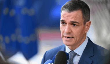 Le gouvernement de Pedro Sánchez est composé de 22 ministres et dispose de 152 députés sur 350 au Congrès, soit 43,4 % des sièges, une configuration qui oblige à d