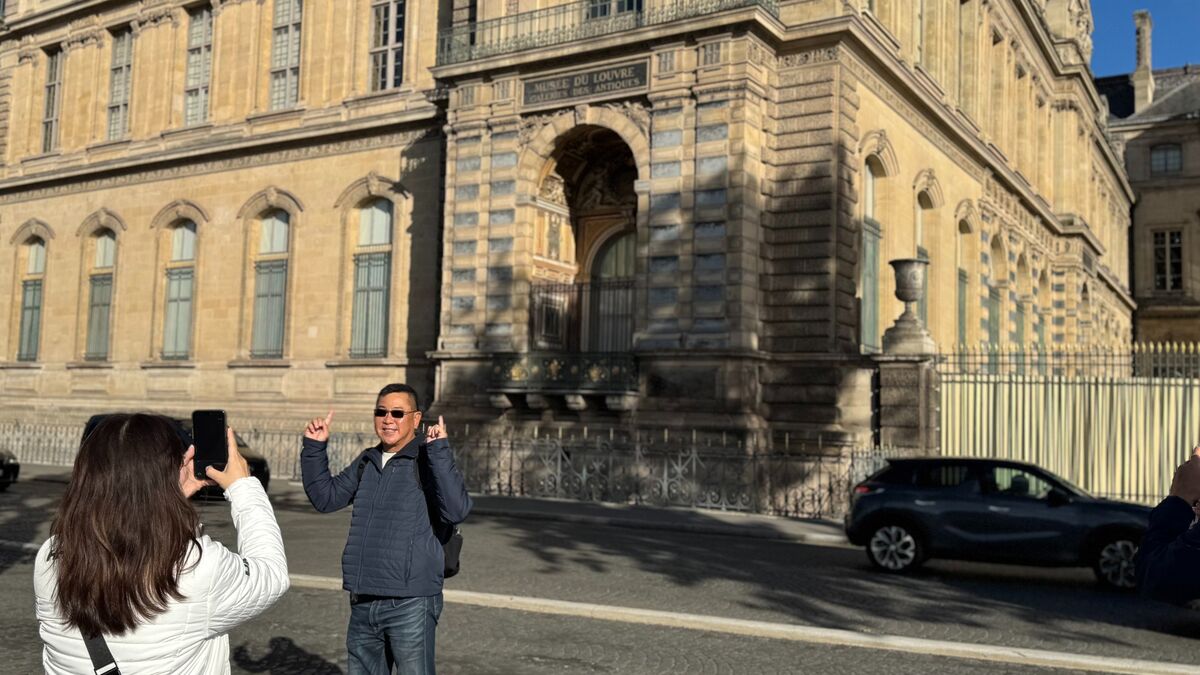 Cambriolage au Louvre : « La fenêtre la plus célèbre du monde », nouvelle attraction touristique de Paris